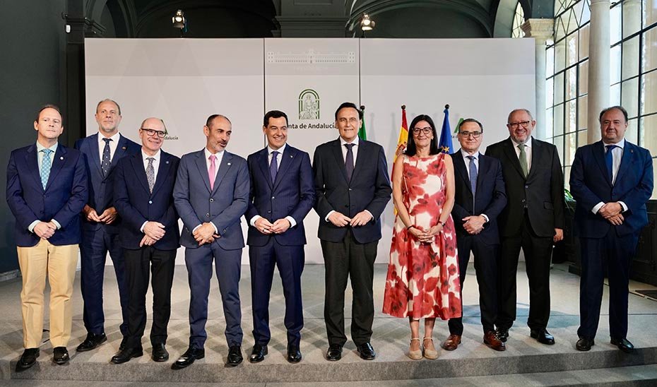 Family photo of Juanma Moreno with the rectors of Andalusian universities and the Minister of University.