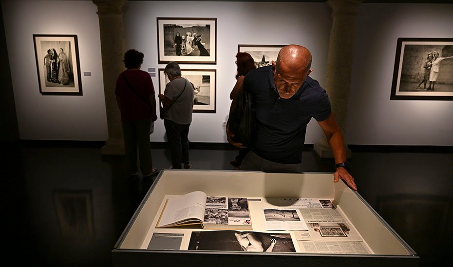 Un visitante consulta uno de los elementos expuestos en la muestra de Rafael Trobat en el CAF.