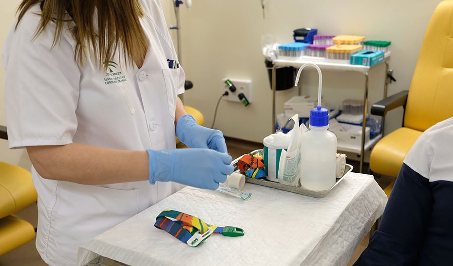 Una enfermera del Servicio Andaluz de Salud realiza su trabajo durante una jornada laboral.