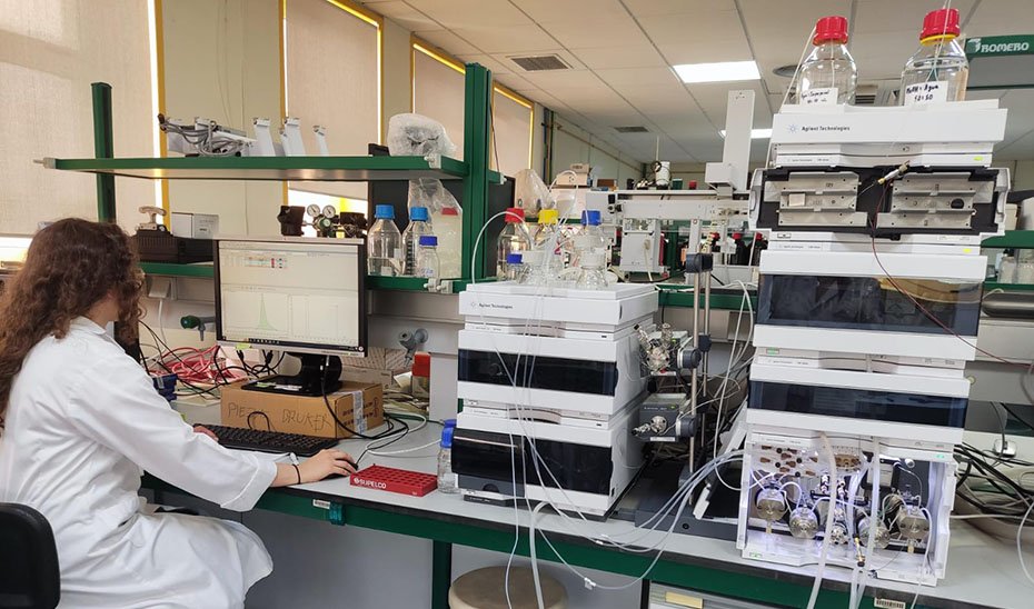 Una investigadora trabaja en el laboratorio.