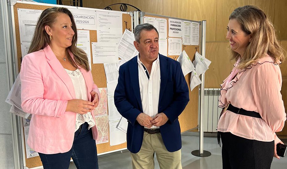 El director del IAAP, José Loaiza, y la delegada territorial de Justicia, Administración Local y Función Pública, Rebeca Gómez, supervisan la celebración de las pruebas en el instituto almeriense habilitado.
