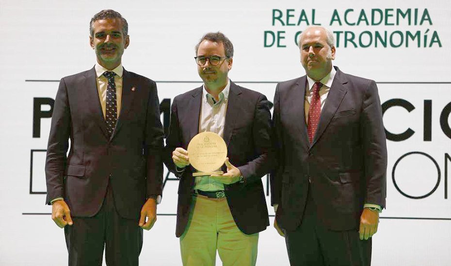 Ramón Fernández-Pacheco, con Paco Morales, del restaurante Noor, uno de los premiados.