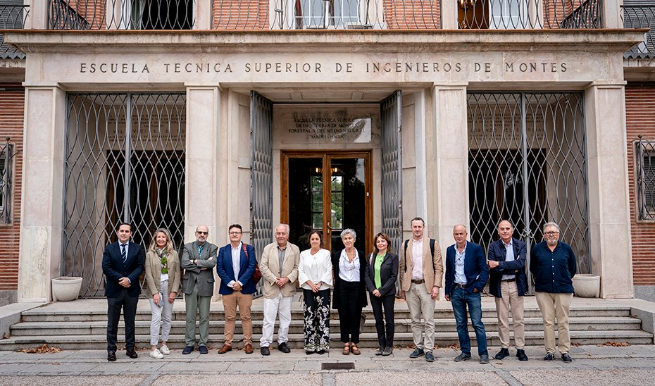 La consejera de Sostenibilidad, Catalina García, posa junto al resto de asistentes ante la fachada de la Escuela Técnica Superior de Ingeniería de Montes, Forestal y del Medio Natural de Madrid.