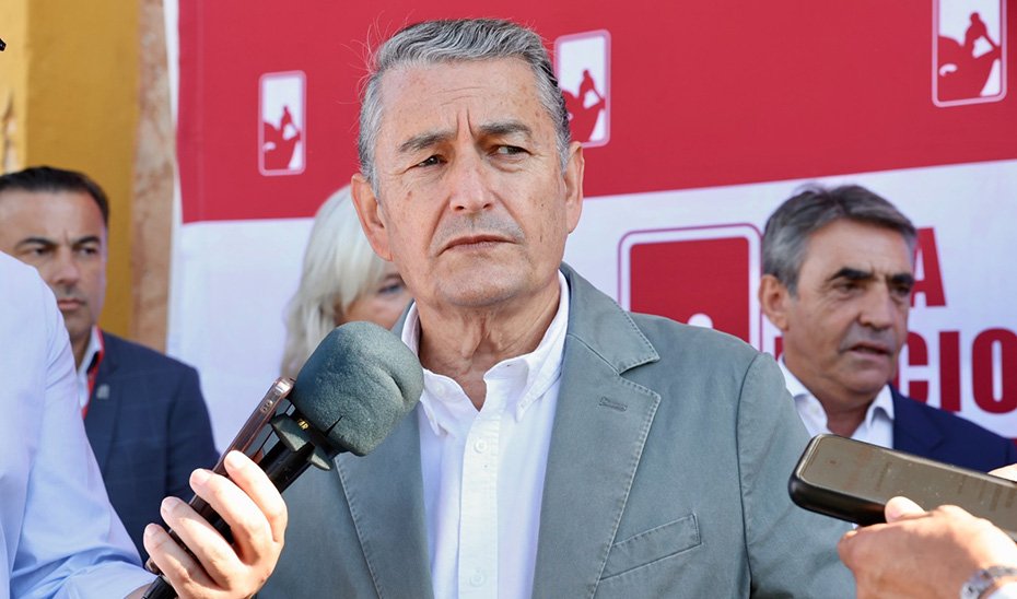 El consejero de Sanidad, Presidencia y Emergencias, Antonio Sanz, comparece ante los medios de comunicación.