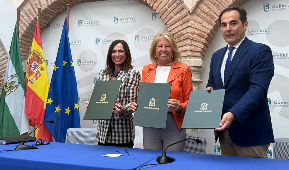 La consejera de Fomento, Rocío Díaz, el consejero de Justicia, José Antonio Nieto, y la alcaldesa de Marbella, Ángeles Muñoz, muestran el convenio de colaboración.