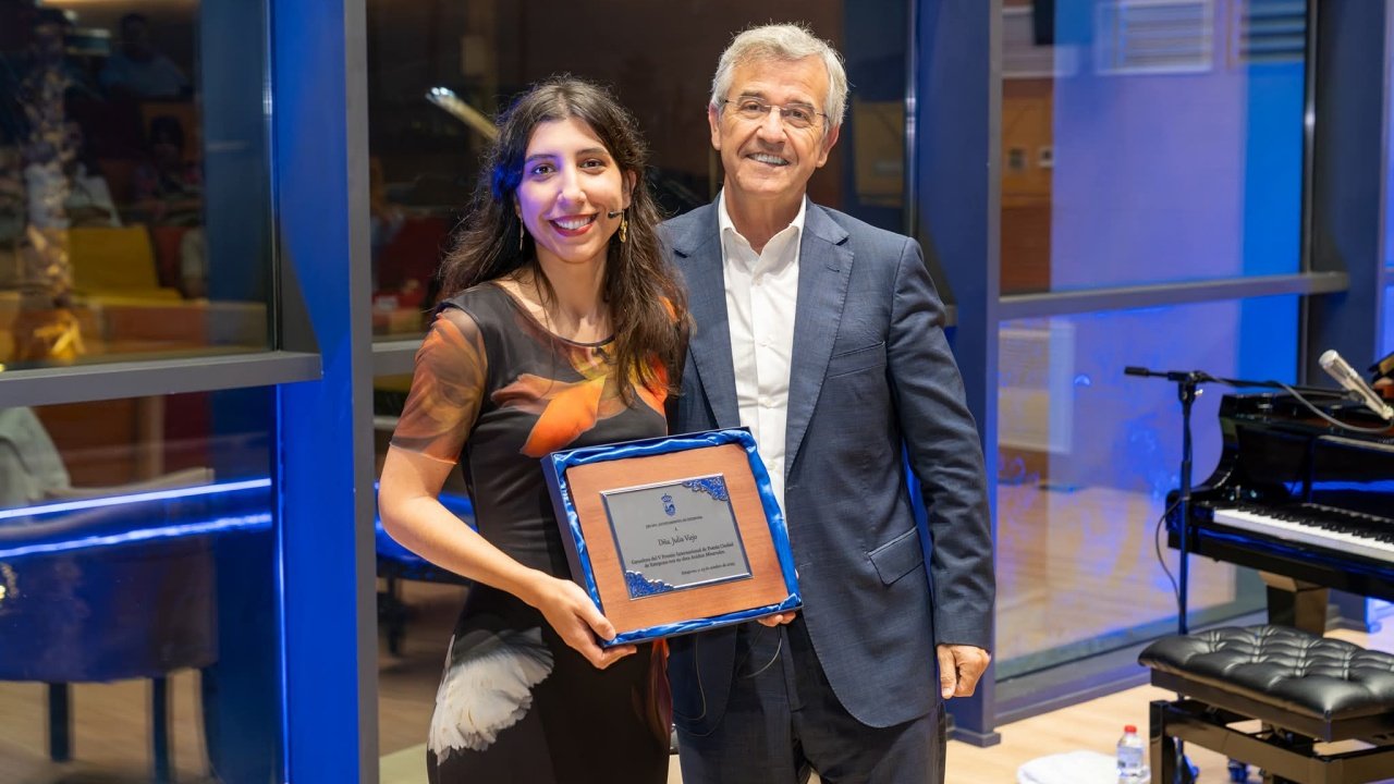 Foto El Ayuntamiento entrega el V Premio Internacional de Poesía ‘Ciudad de Estepona’ a la autora Julia Viejo