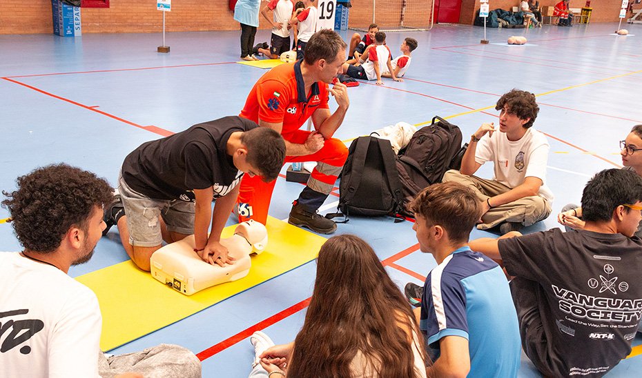 Un empleado del Emergencias 061 lleva a cabo la formación de escolares en la duodécima edición del cardiomaratón.