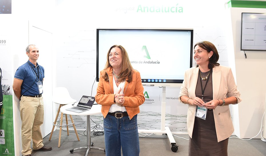 María del Carmen Castillo, en el estand de la Consejería de Desarrollo Educativo en el Salón Internacional de Tecnología e Innovación Educativa (SIMO), que se celebra en Madrid.