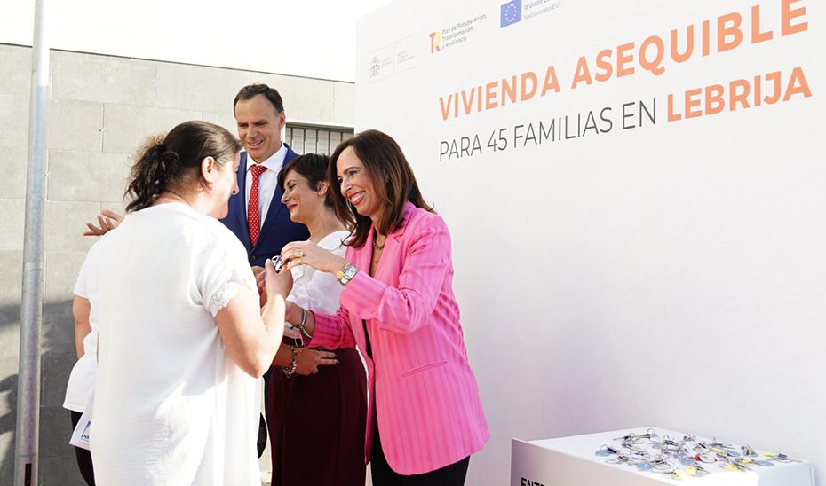 La consejera de Fomento, Rocío Díaz, entrega las llaves a una de las beneficiarias de las viviendas de alquiler social en Lebrija.