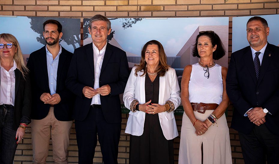 La consejera de Desarrollo Educativo y FP, María del Carmen Castillo, durante su visita al CEIP Nueva Andalucía de Adra.