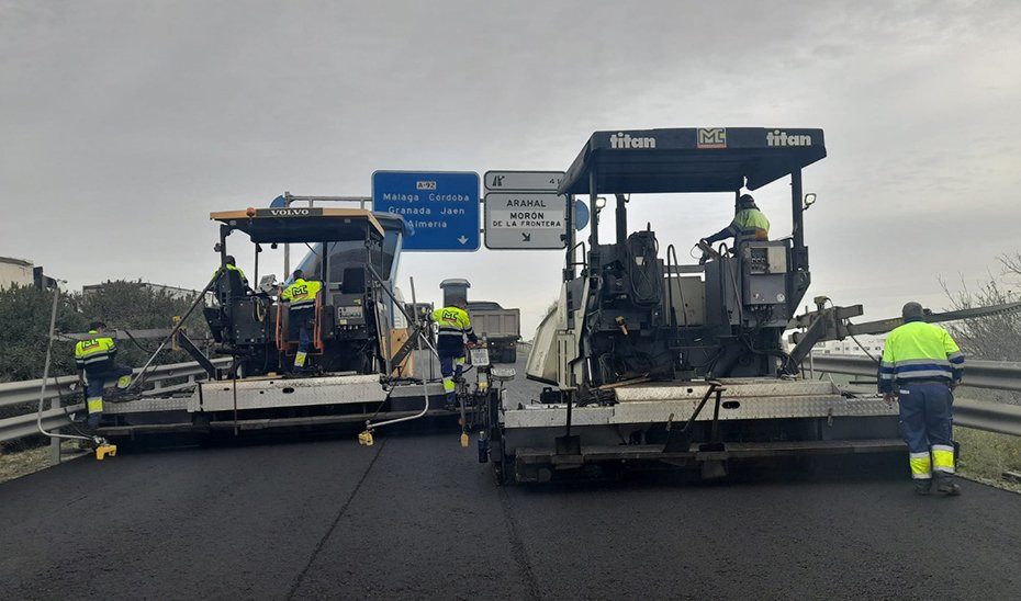 Obras de reparación del firme en la Autovía A-92 a su paso por el término municipal de Arahal (Sevilla).