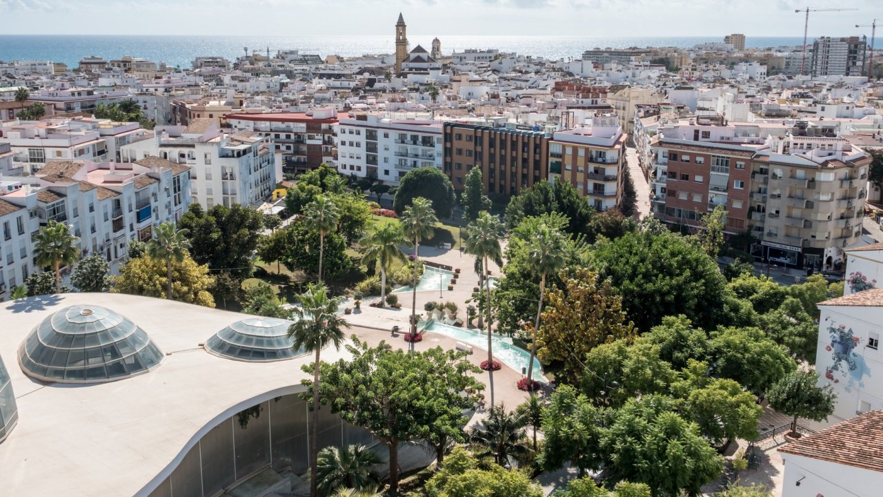 Foto El Ayuntamiento de Estepona modernizará con luces LED el alumbrado de seis parques municipales