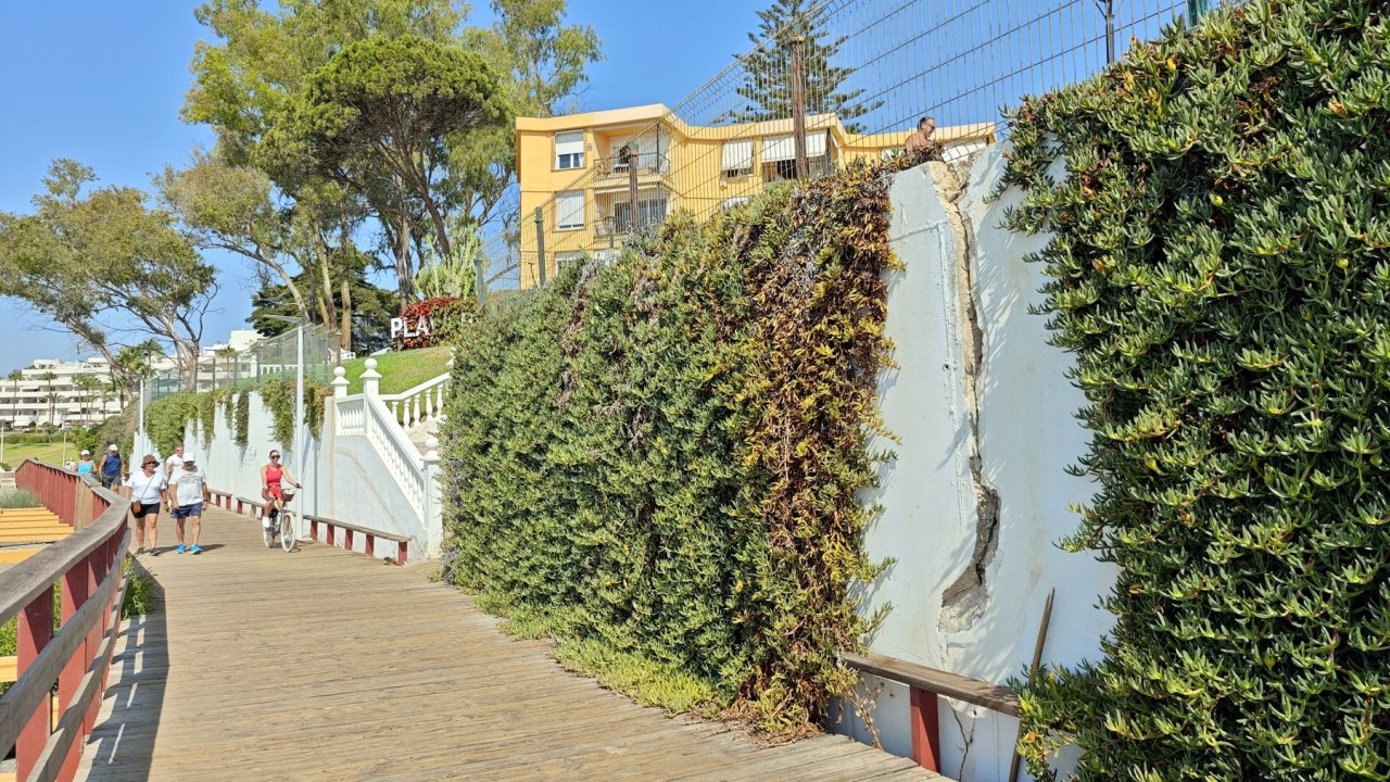 Foto El Ayuntamiento adjudica las obras para estabilizar el muro del corredor litoral en Playa Bella afectado por los temporales