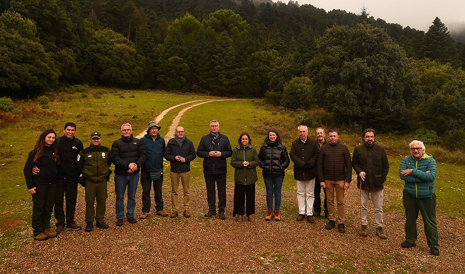 Foto de familia tras la firma del protocolo de colaboración entre ambas comunidades autónomas.