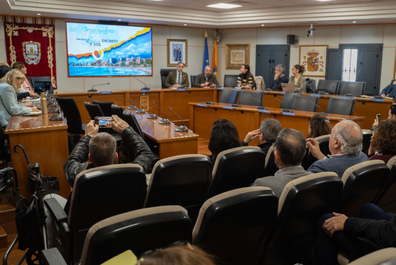 Benalmádena traza en la Mesa de Turismo su hoja de ruta para lograr “una costa que mire de verdad al mar”