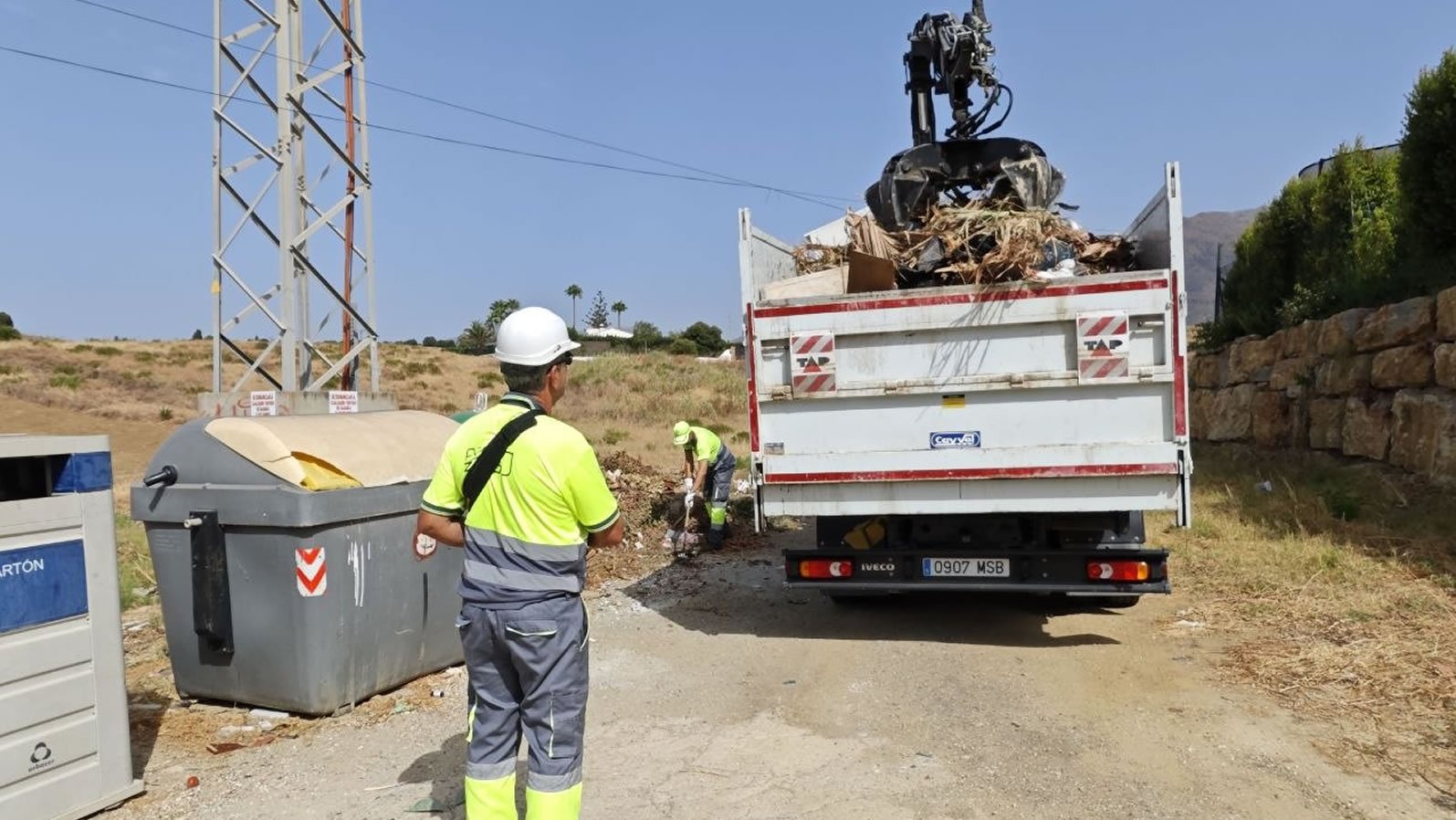 Foto El Ayuntamiento pone en marcha una brigada específica para la retirada de enseres y limpieza del entorno de contenedores en el extrarradio