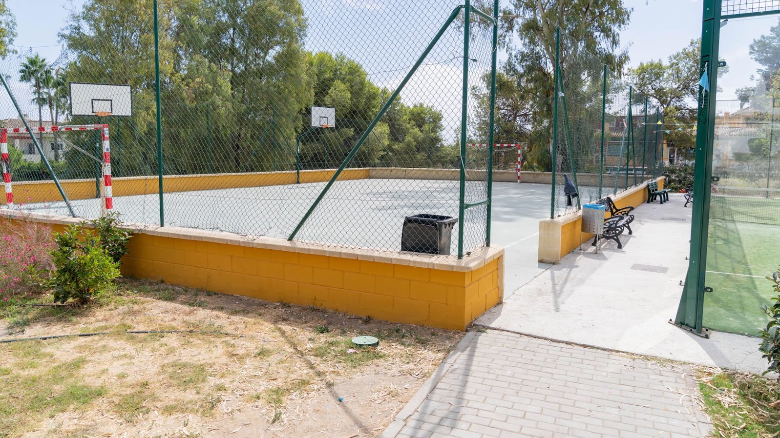 Foto El Ayuntamiento formaliza el contrato para construir dos pistas deportivas en Nueva Atalaya