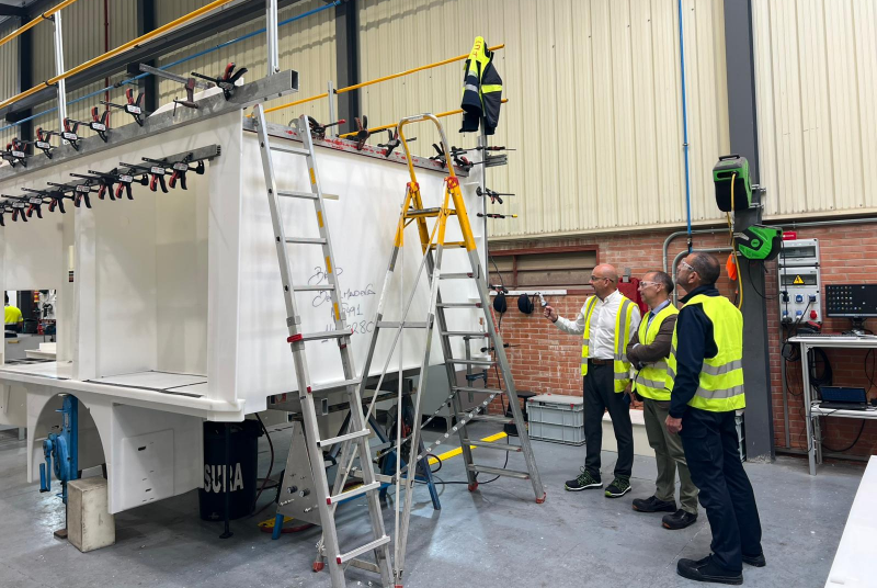 El alcalde realiza una visita técnica al proceso de fabricación de tres nuevos camiones autobomba para el servicio de Bomberos